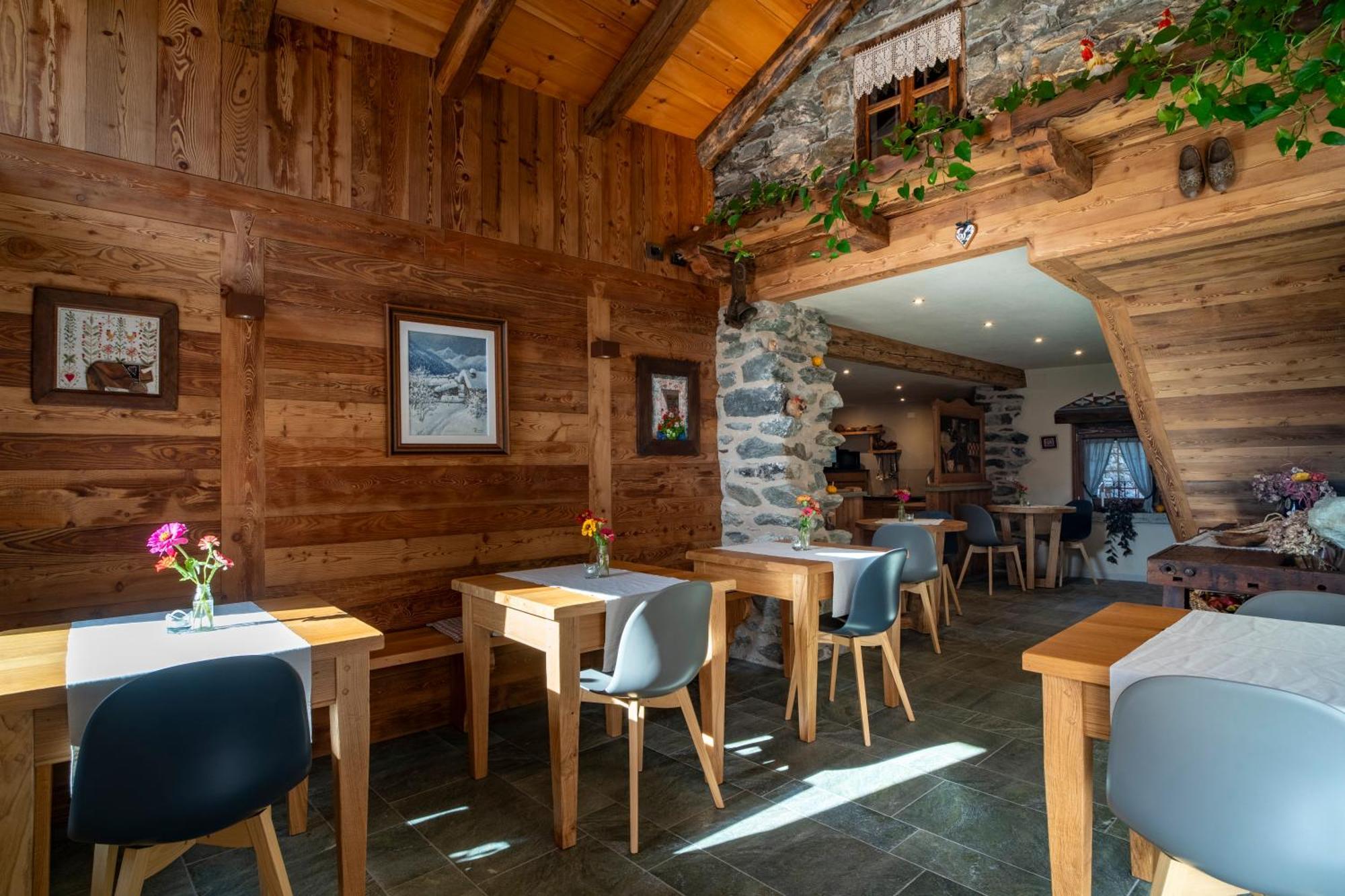 Au Coeur Du Village Chambres D'Hotes & Spa Arnad Esterno foto
