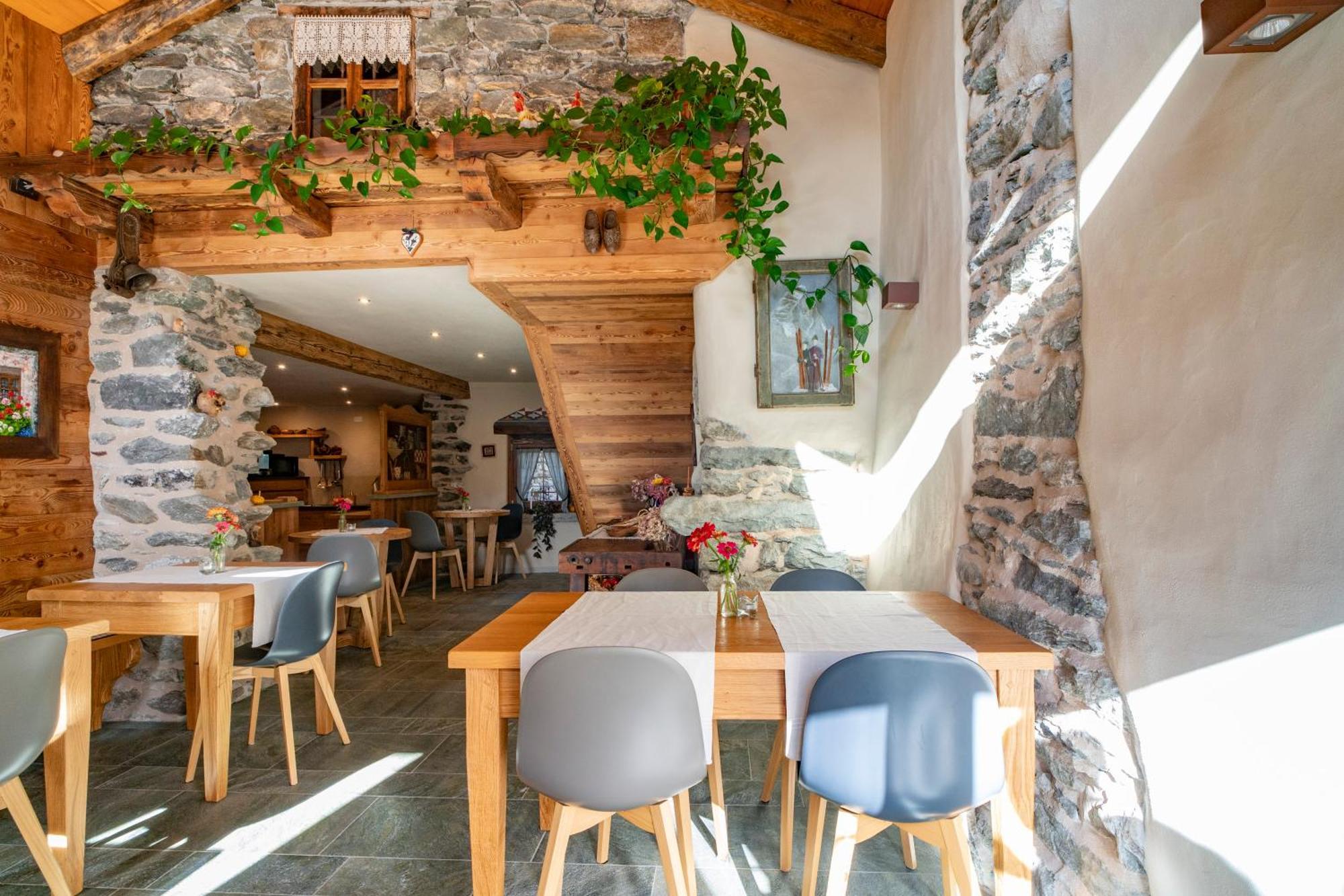 Au Coeur Du Village Chambres D'Hotes & Spa Arnad Esterno foto