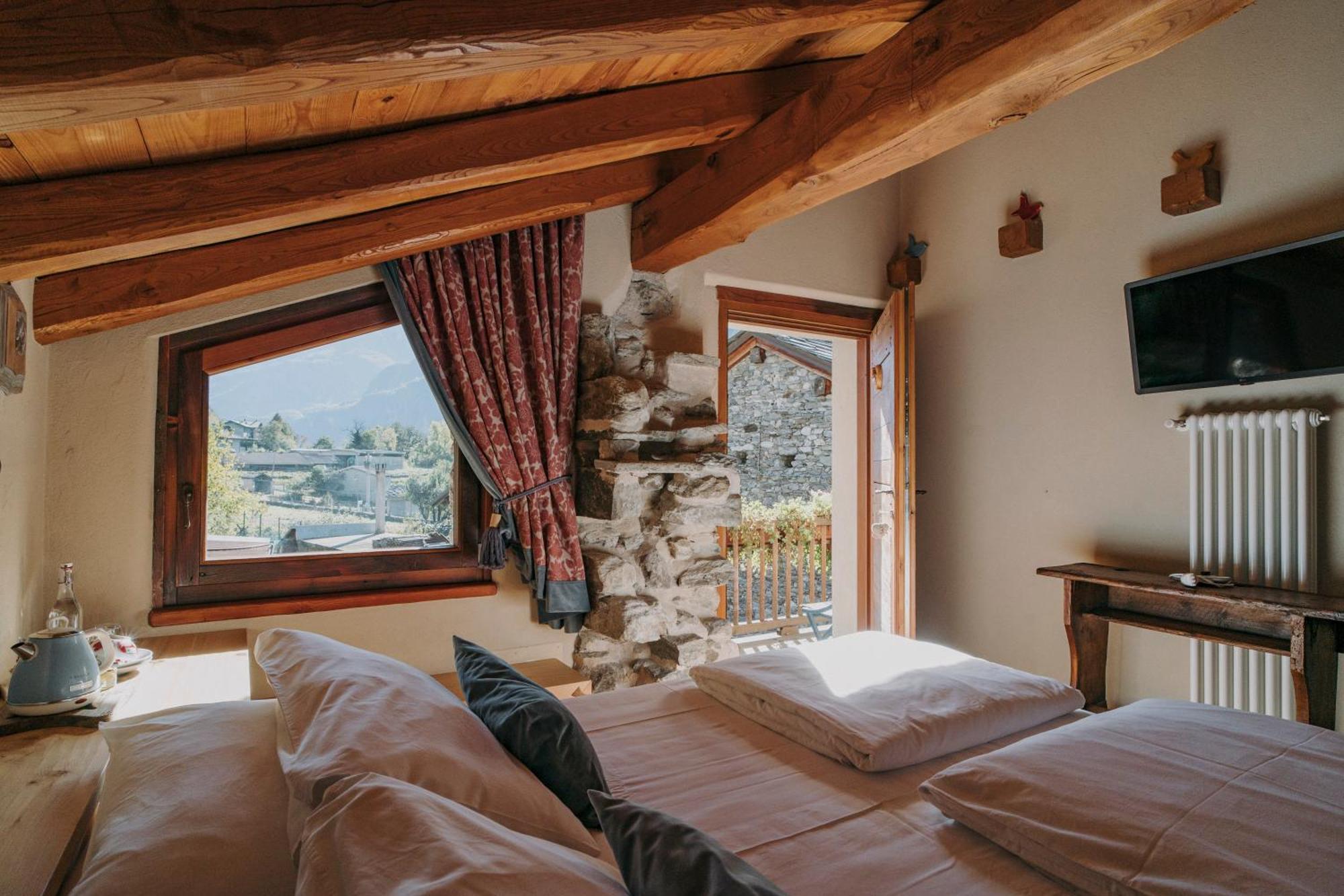 Au Coeur Du Village Chambres D'Hotes & Spa Arnad Esterno foto