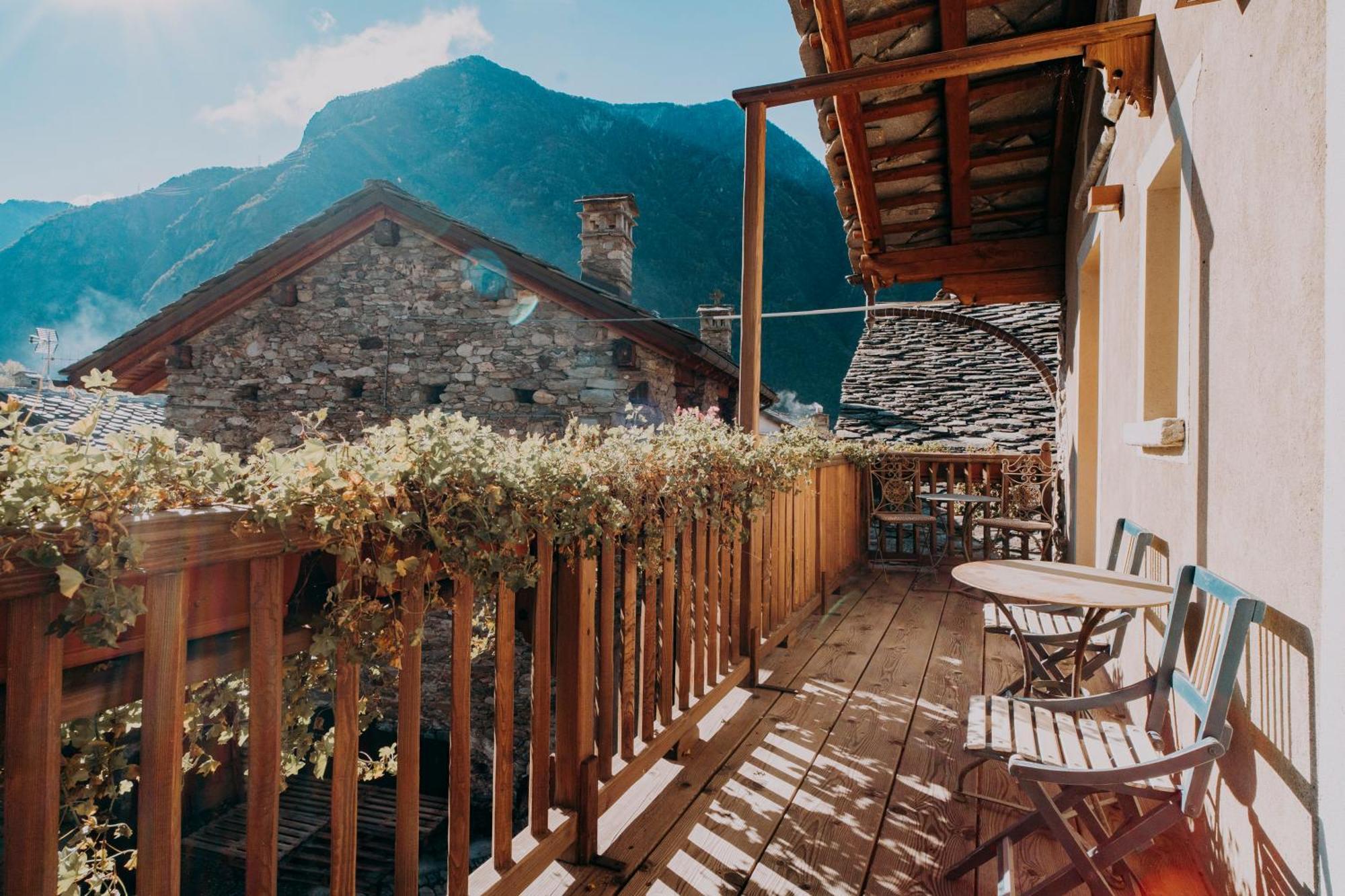 Au Coeur Du Village Chambres D'Hotes & Spa Arnad Esterno foto
