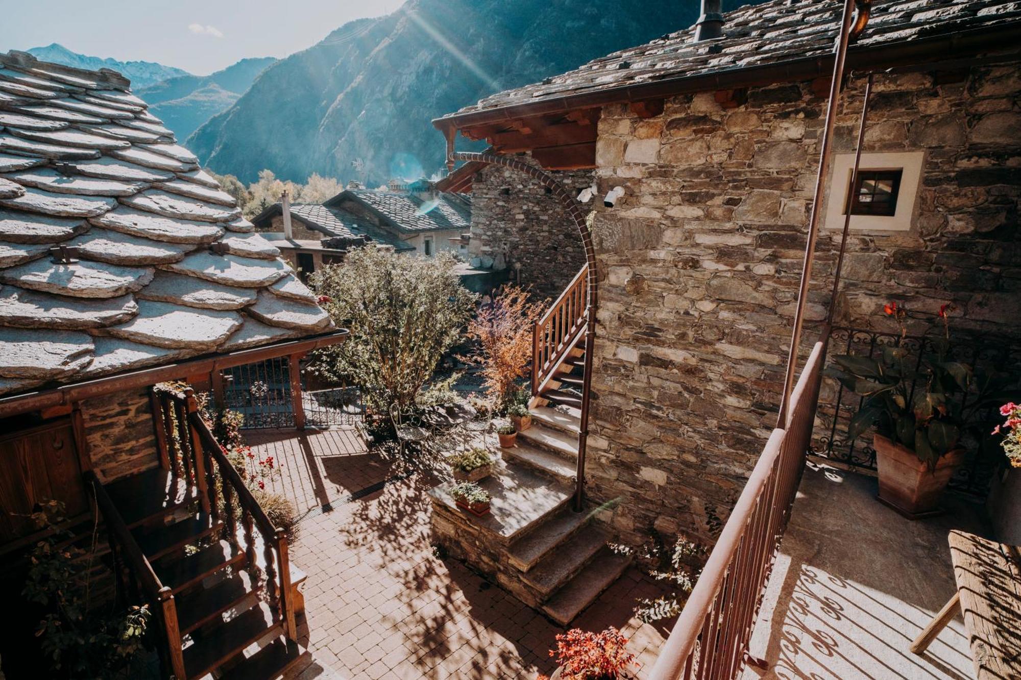Au Coeur Du Village Chambres D'Hotes & Spa Arnad Esterno foto